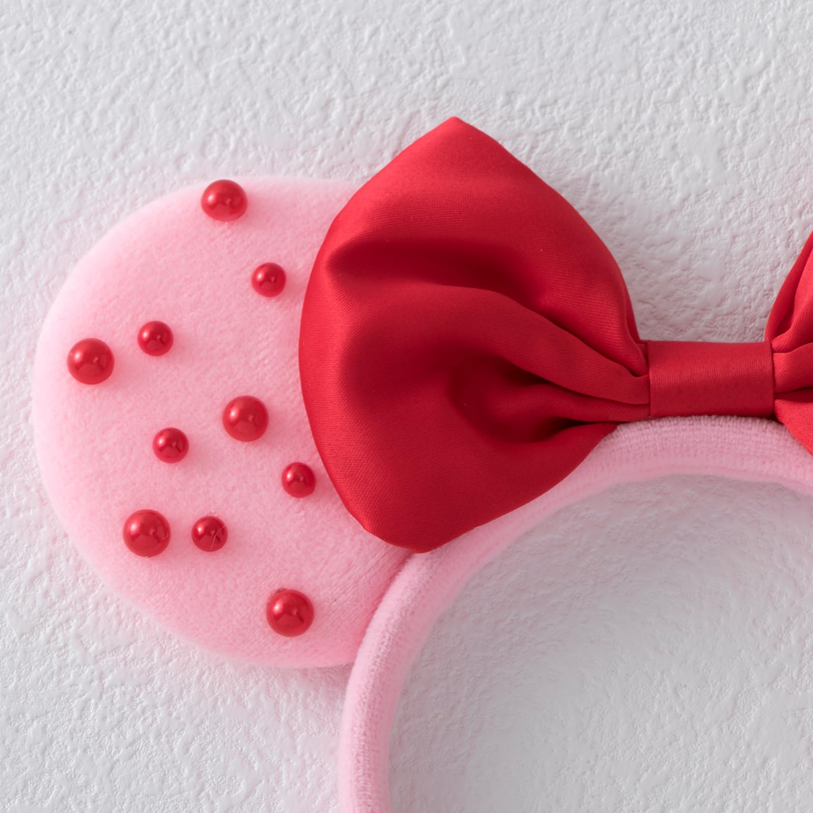 Karett party-look idea with glittery bow and ears