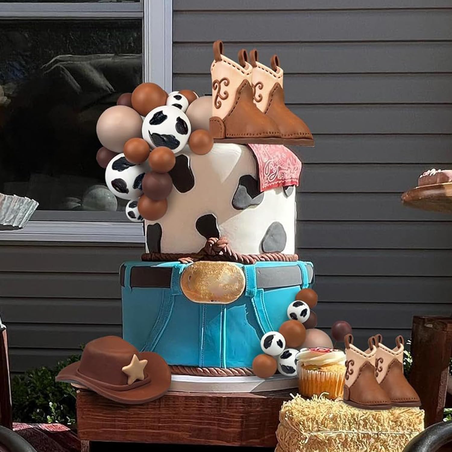 KEEPARTY decoration pack on cake table for western celebrations.