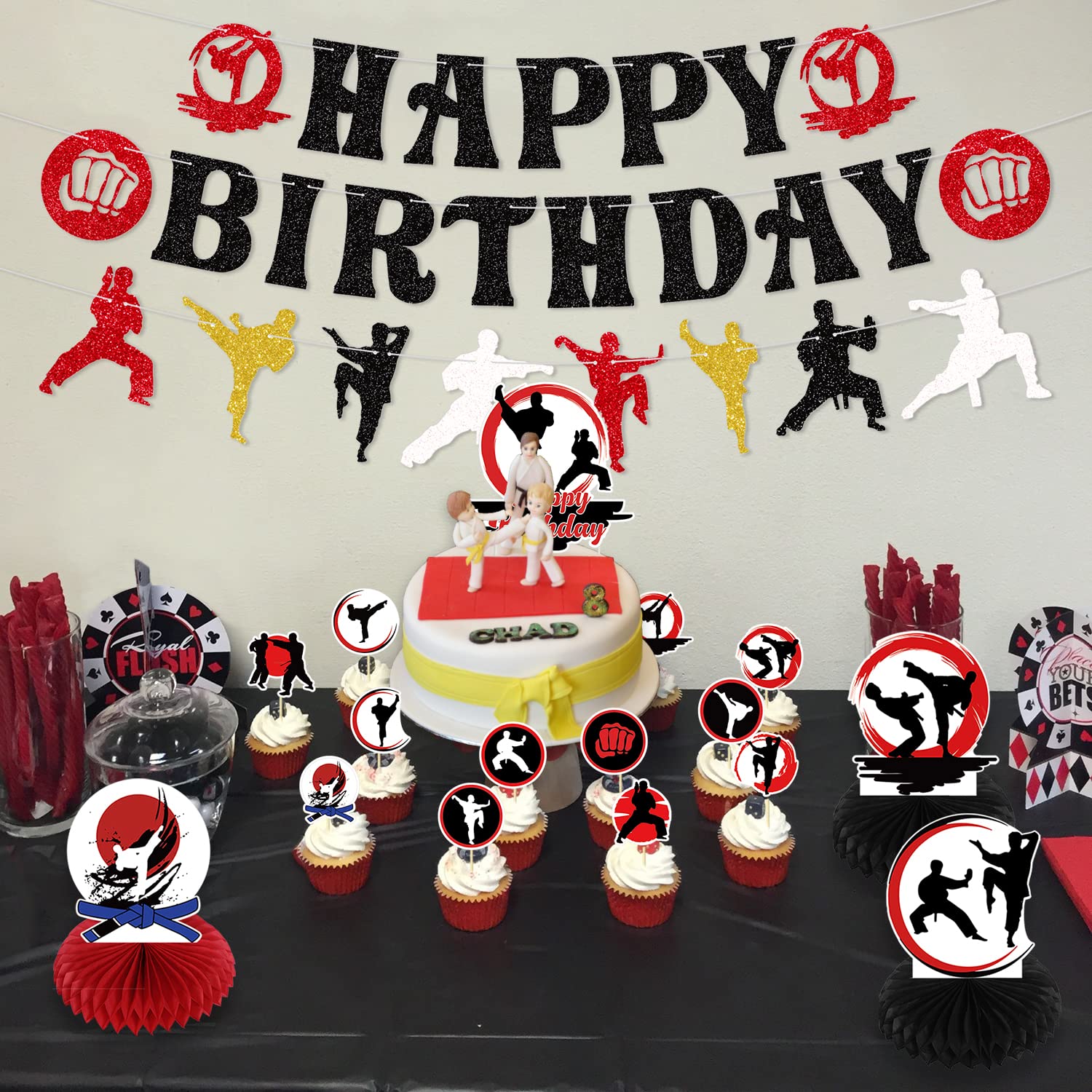 KEFAN Karate cake topper highlights the cake with karate motifs.