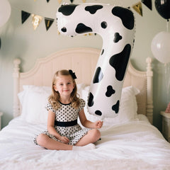 Kelfuoya cow-print birthday decor balloon as a backdrop for events.