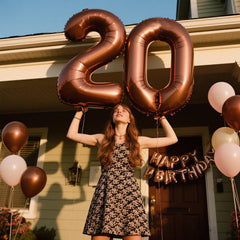 Kelfuoya foil balloon creates a striking memory backdrop for guests.