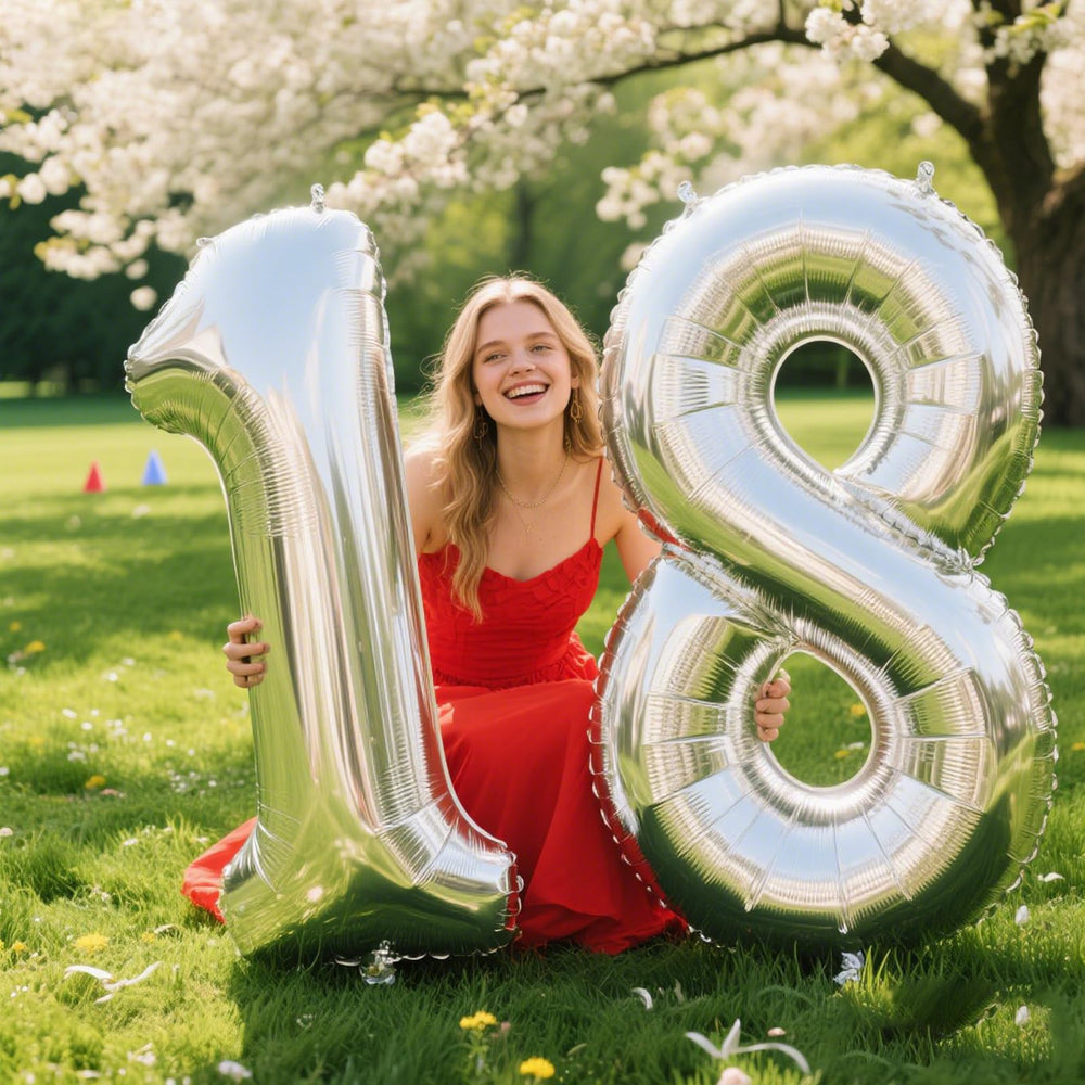 Kelfuoya silver 8-number balloon complements wedding or anniversary themes.