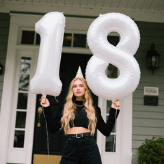 Kelfuoya number 8 balloon enhances wedding and party decor with shine.