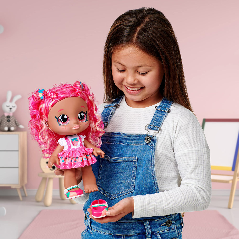 Scented strawberry blossom detail adds sensory fun during playtime