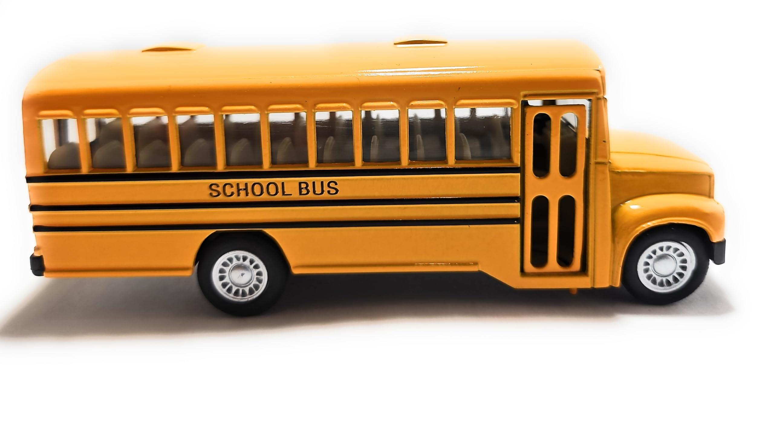 Wheel design of KiNSMART KiNSFUN bus offers realistic display and play.