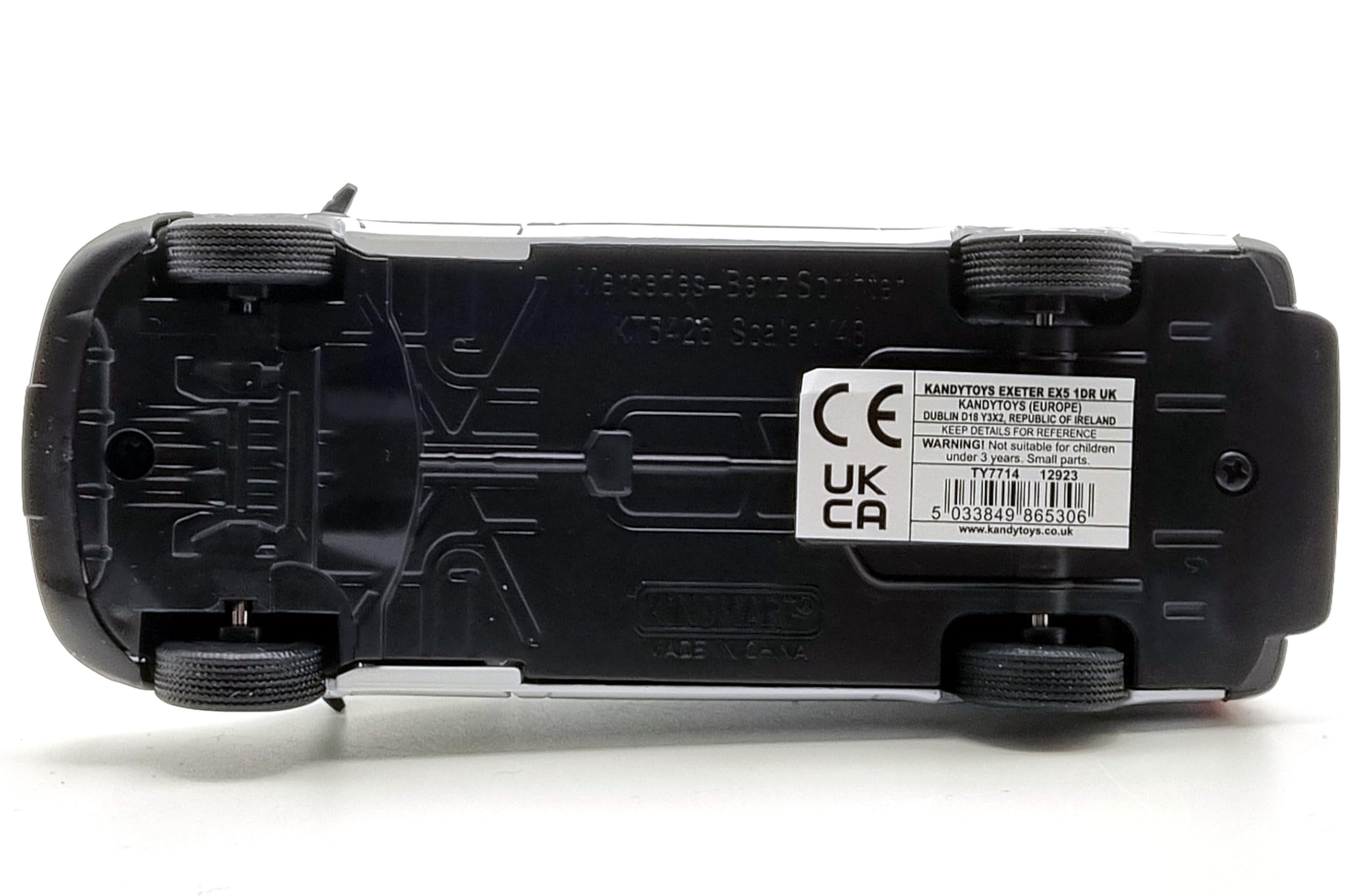 KiNSMART Sprinter pull-back action adds interactive fun