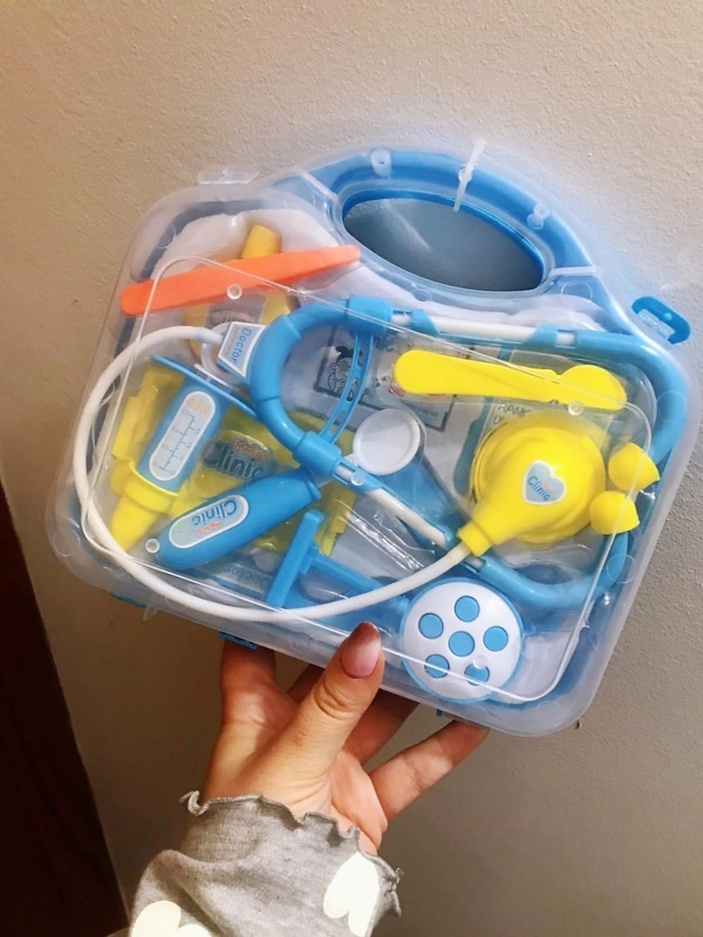 Kiszo scalpel toy designed for safe supervised clinical play