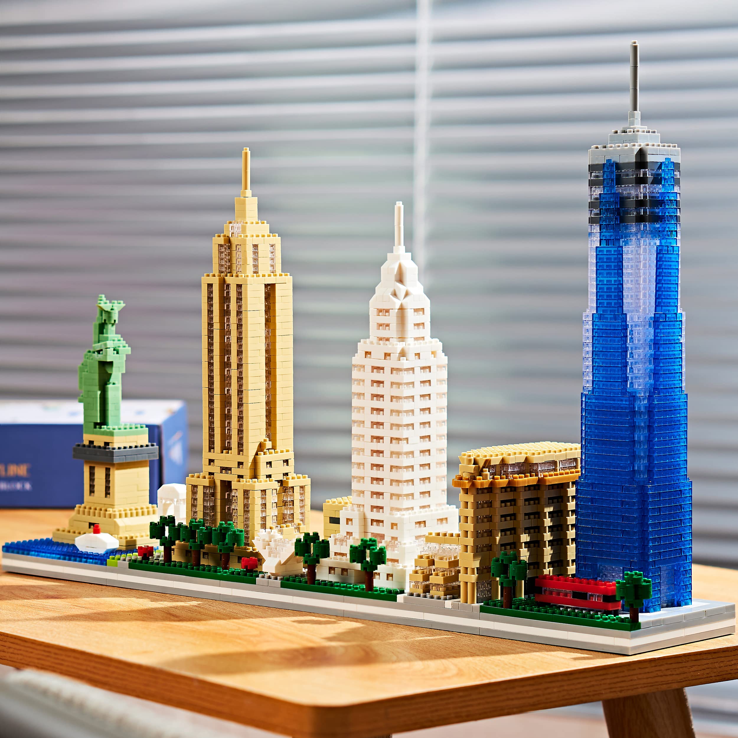 KLMEi Statue of Liberty miniature detail for a dramatic desk centerpiece