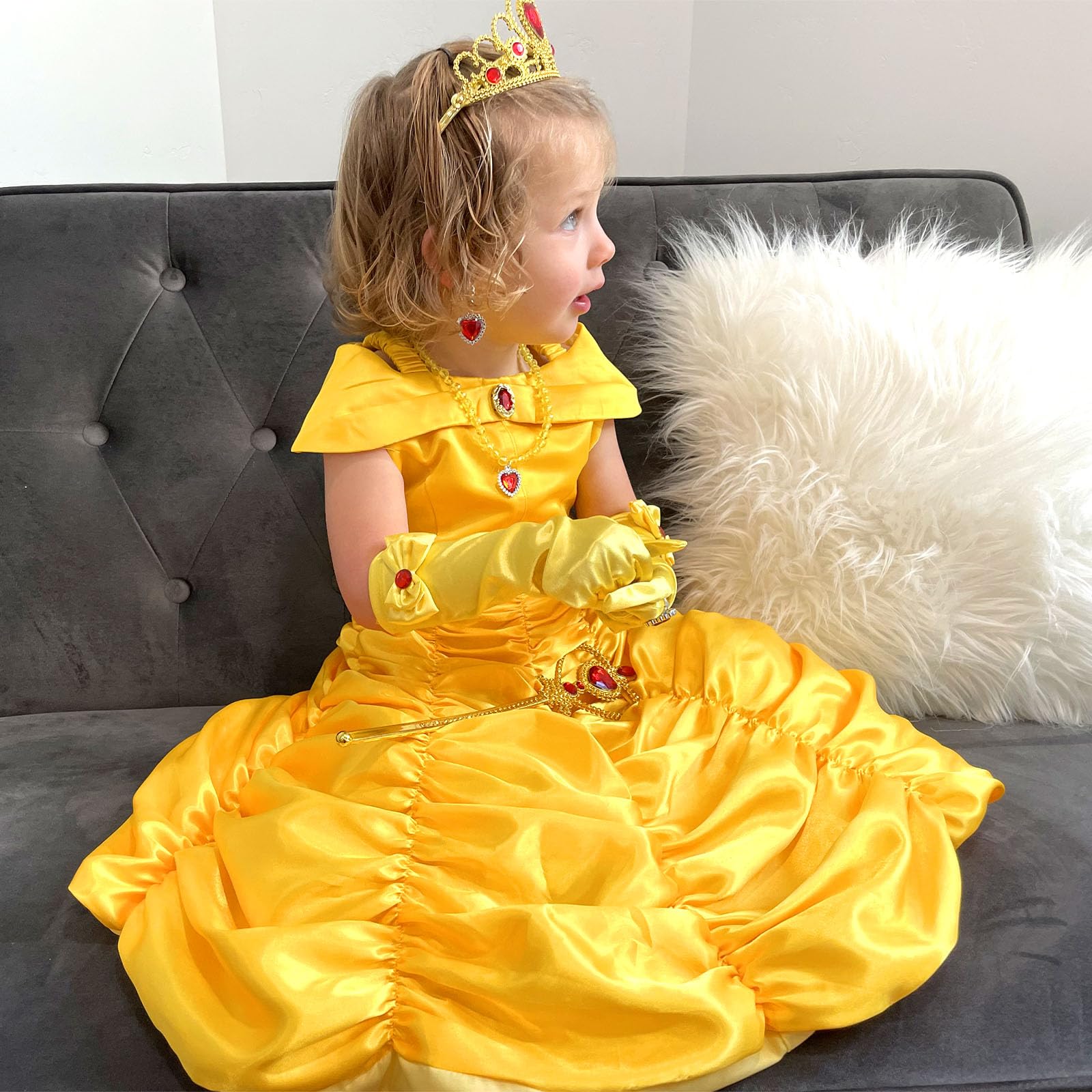 Knemmy princess dress in yellow with ruch neckline for an elegant look