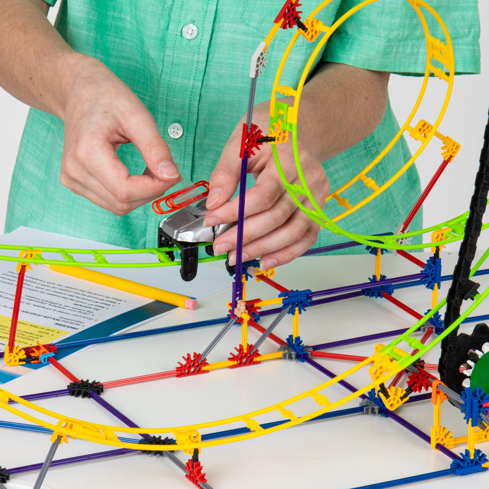 K'NEX Education group learning session promotes teamwork and collaboration.
