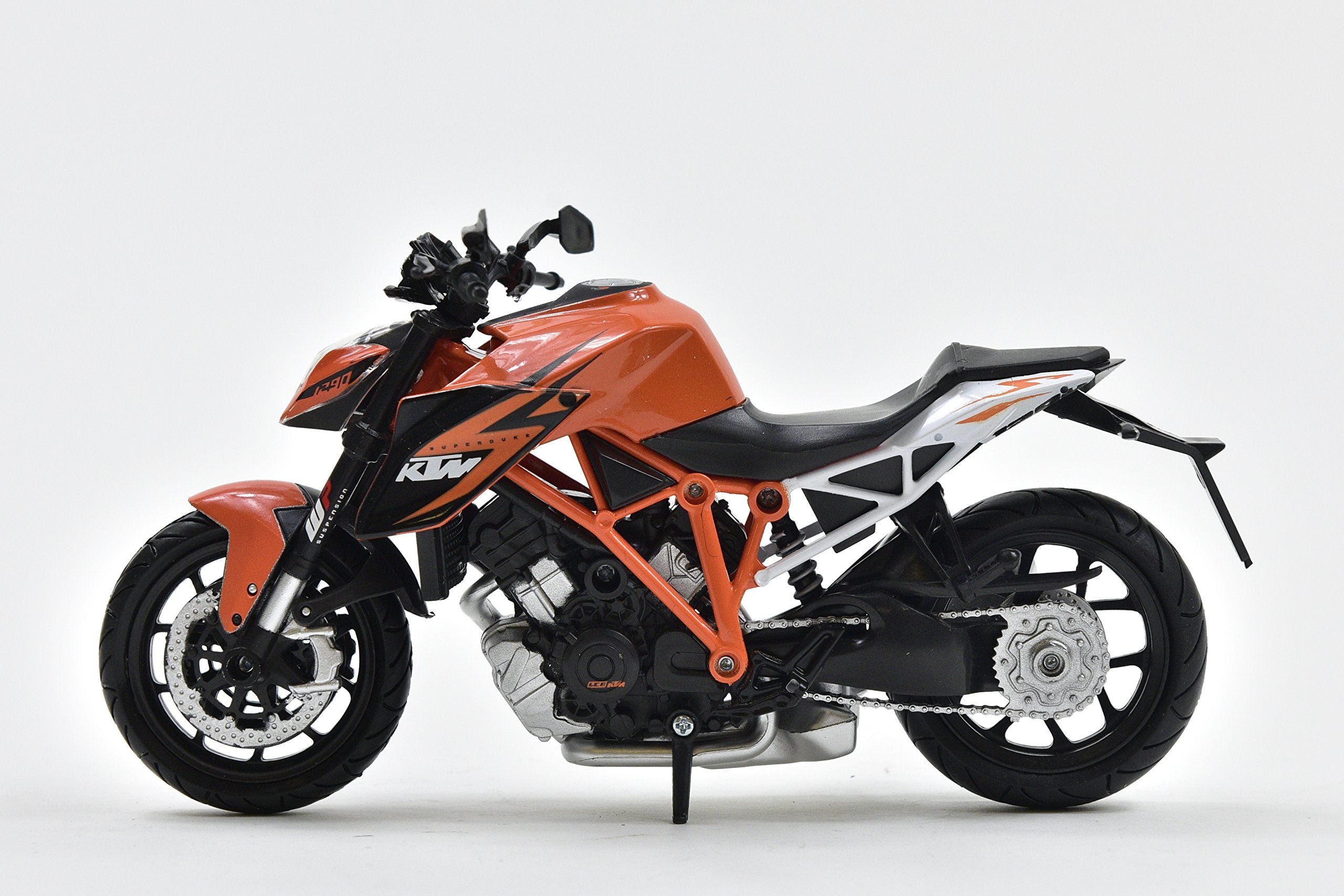 KTM New Ray 1:12 Superduke R engine detail for authentic close-up inspection