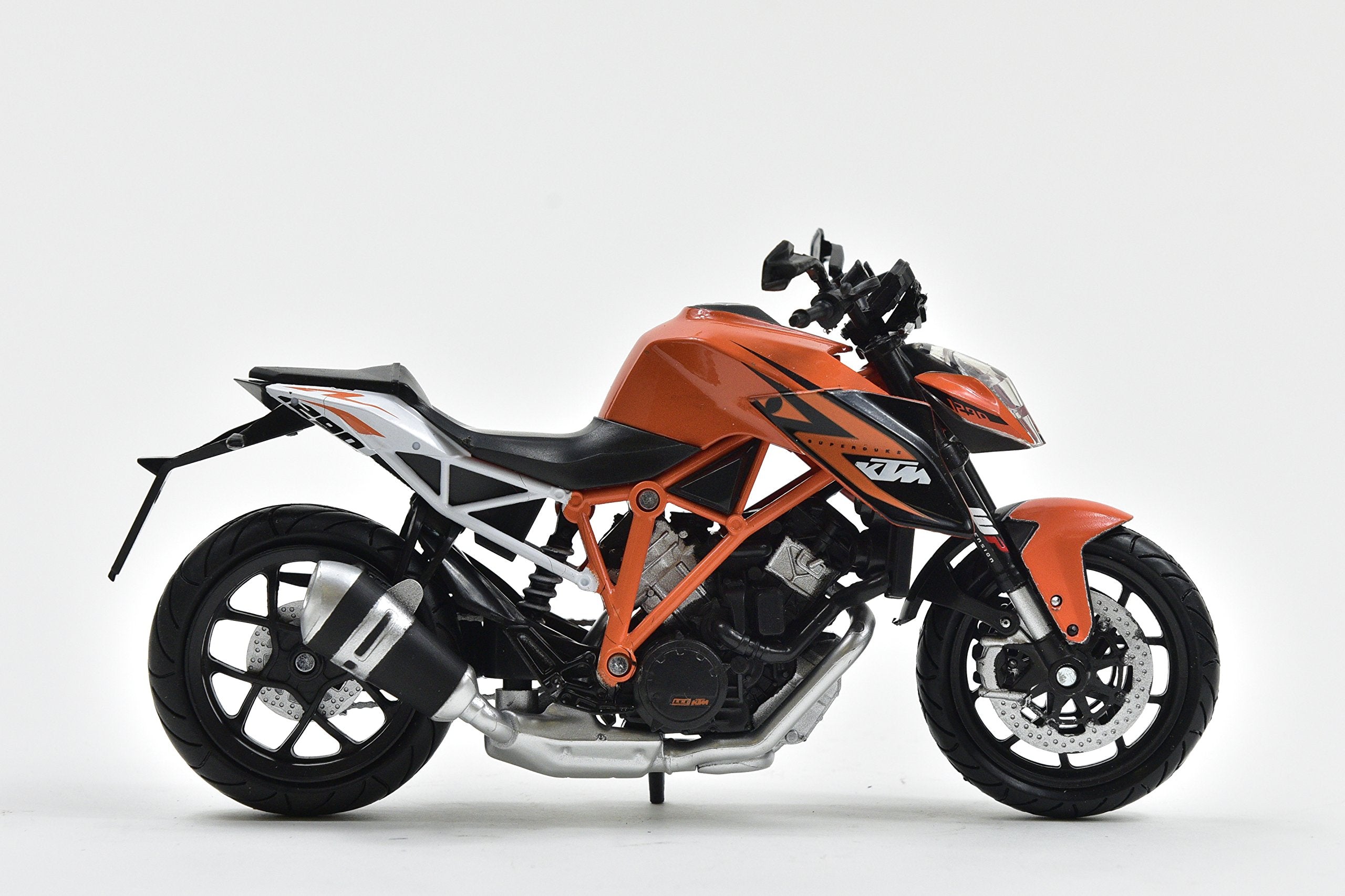 KTM New Ray 1:12 Superduke R front detail shows accurate styling and decals