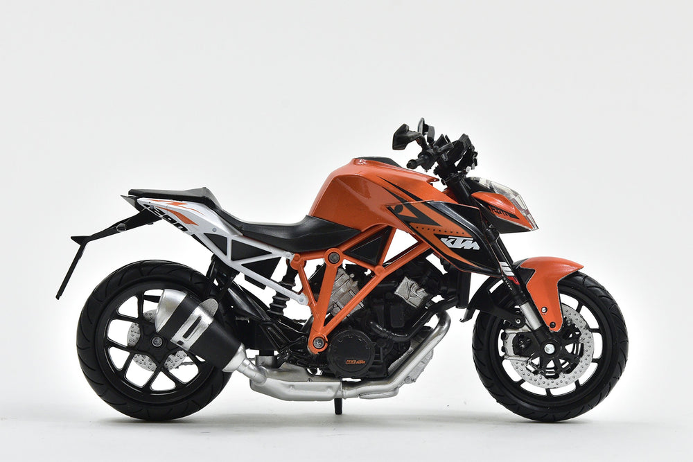 KTM New Ray 1:12 Superduke R front detail shows accurate styling and decals