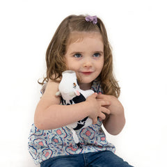 Compact 5-inch LA GRANJA DE ZENÓN Vaca Lola toy fits backpacks.