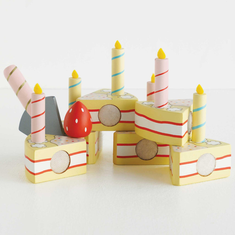 Le Toy Van Honeybake vanilla cake assembly in action during play.