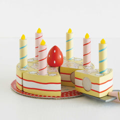 Le Toy Van Honeybake vanilla cake slices for sharing during pretend tea parties.