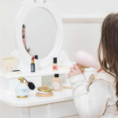 Le Toy Van compact kit to spark imaginative dressing-up stories.