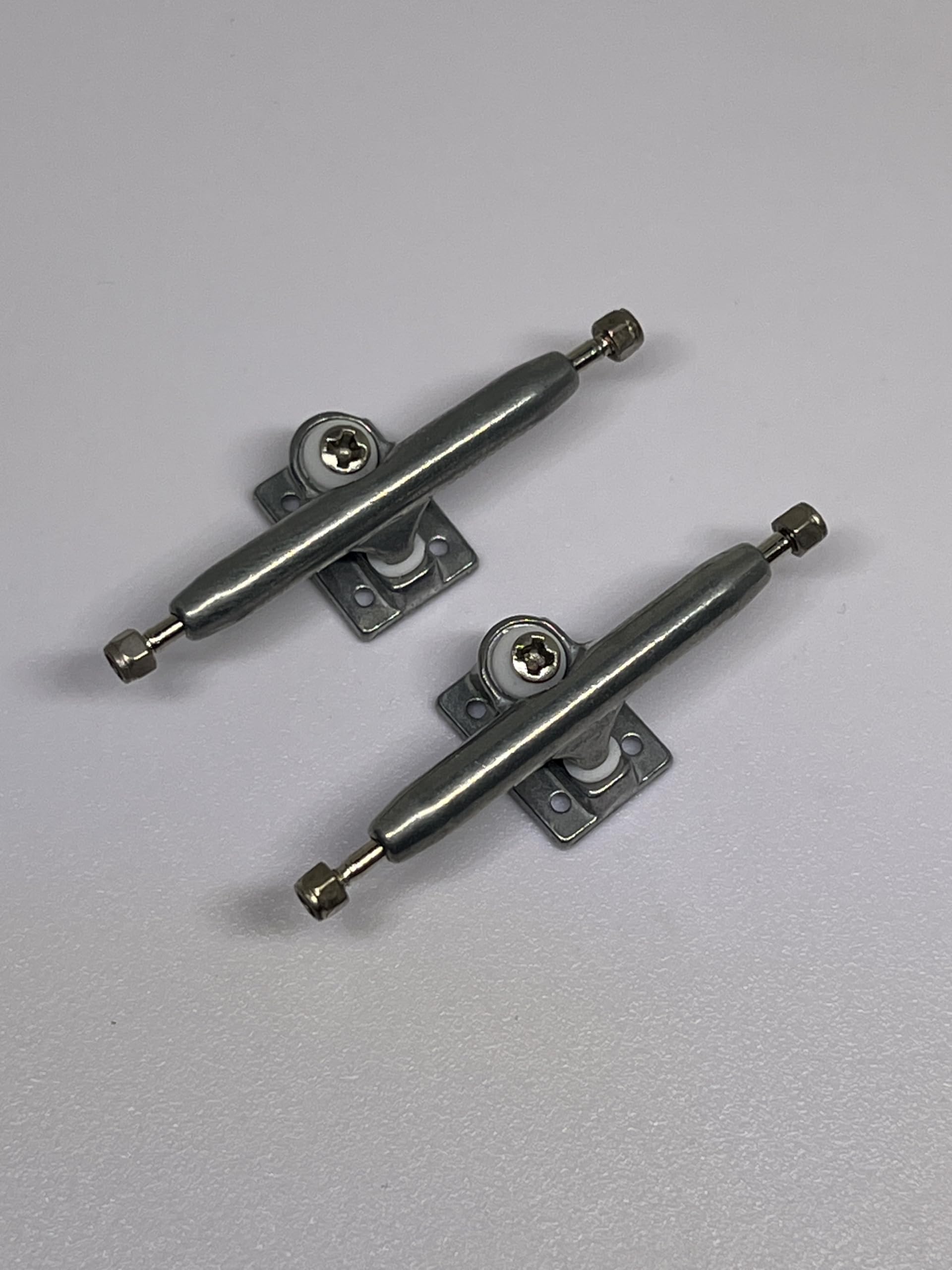 LEEFAI Pro 32mm raw metal trucks for balanced fingerboard control.
