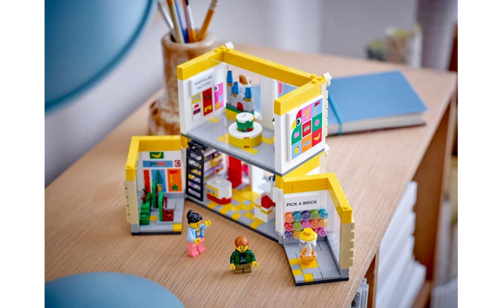LEGO 40574 unfolded ground-floor access enables easy interior play and accessible shopping scenes.