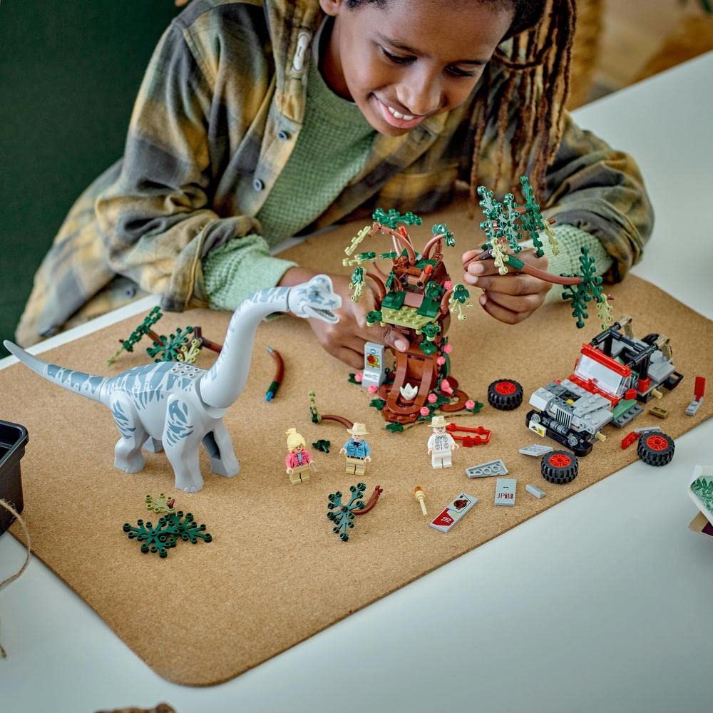 LEGO Brachiosaurus Discovery minifigures for recreating Jurassic Park moments