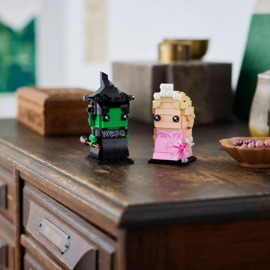 LEGO BrickHeadz Wicked Elfaba & Grinda display scene enhances collection showcases.