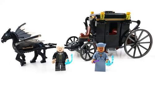 LEGO removable roof adds modular play and easy access.