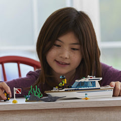 LEGO City Diving Yacht 60221 side view emphasizes sleek yacht design for storytelling.