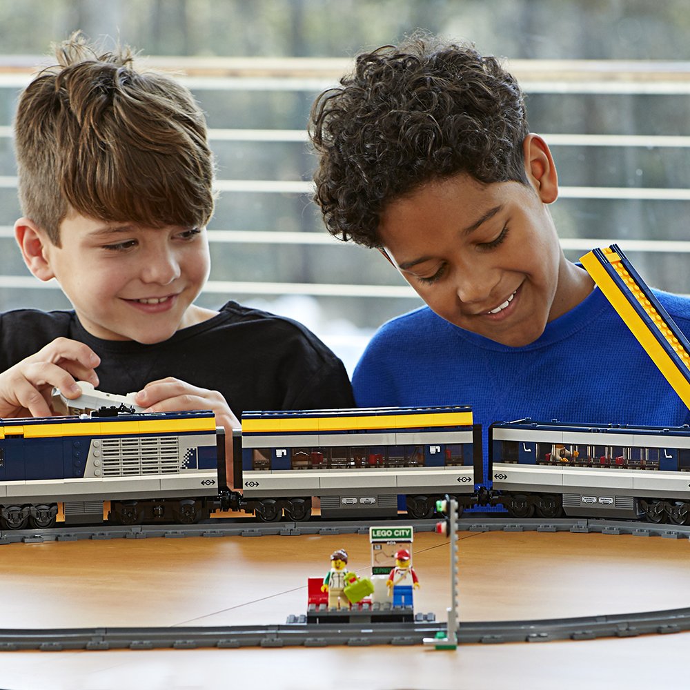 LEGO City 60197 removable roofs for easy minifigure access.