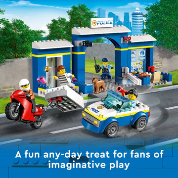 LEGO City Police Station Chase 60370 measures 12 cm high and 26 cm wide.