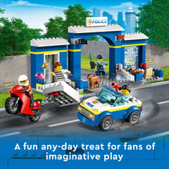 LEGO City Police Station Chase 60370 measures 12 cm high and 26 cm wide.
