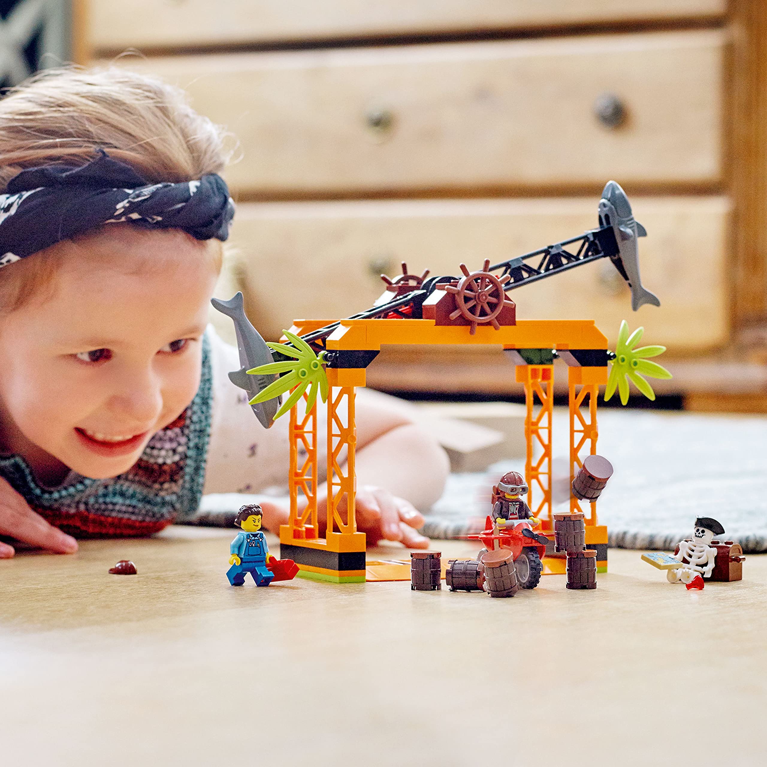 LEGO City Stuntz treasure chest and map enhance treasure-hunt scenes.