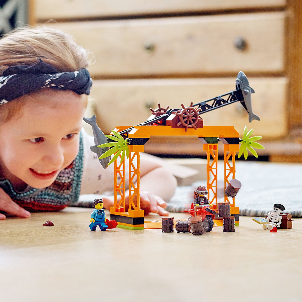 LEGO City Stuntz treasure chest and map enhance treasure-hunt scenes.