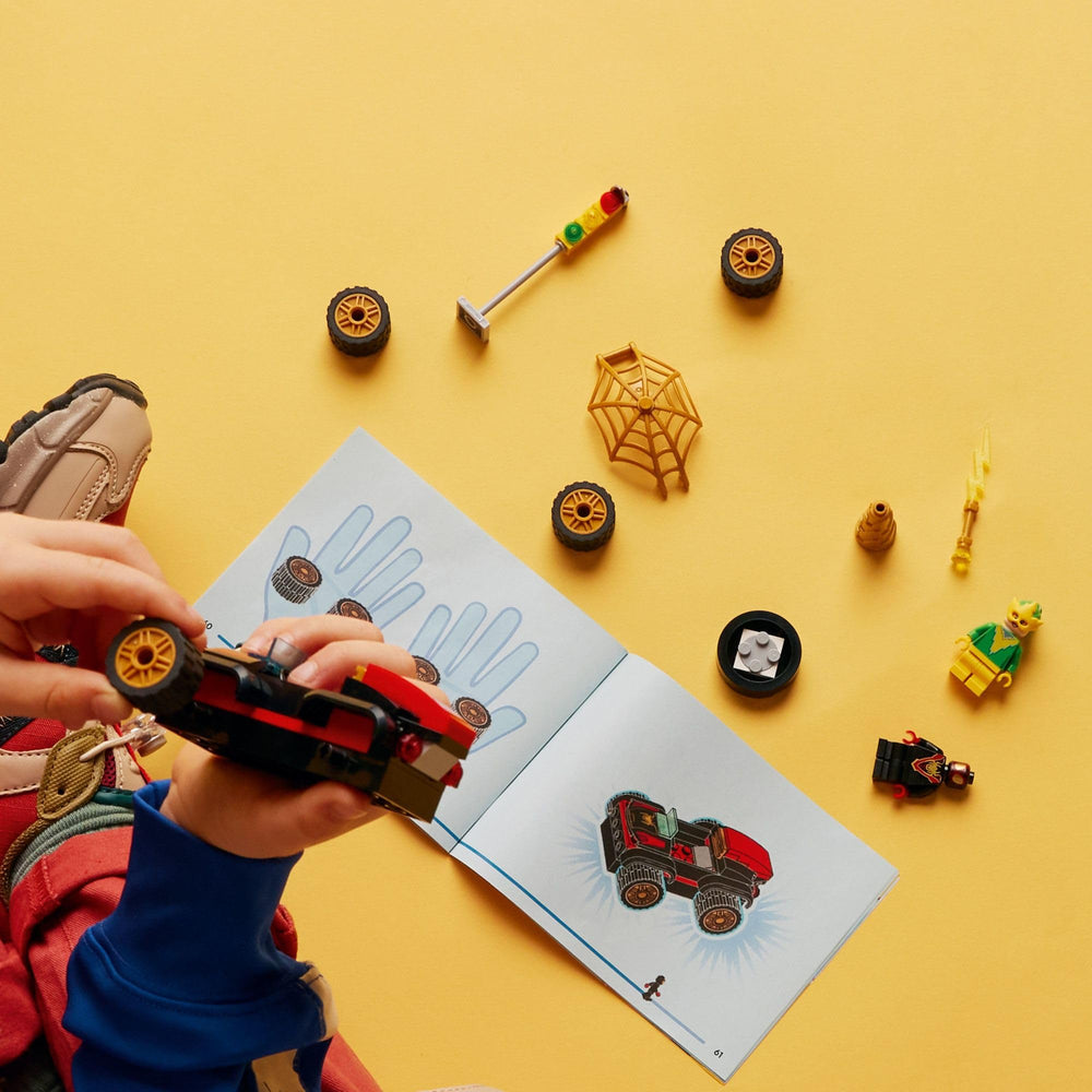 LEGO Electro minifigure to spark superhero storytelling and battles.