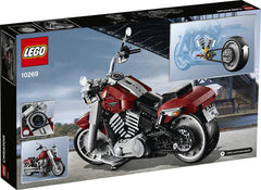 LEGO Fat Boy dual exhausts and red-black paint create a striking model
