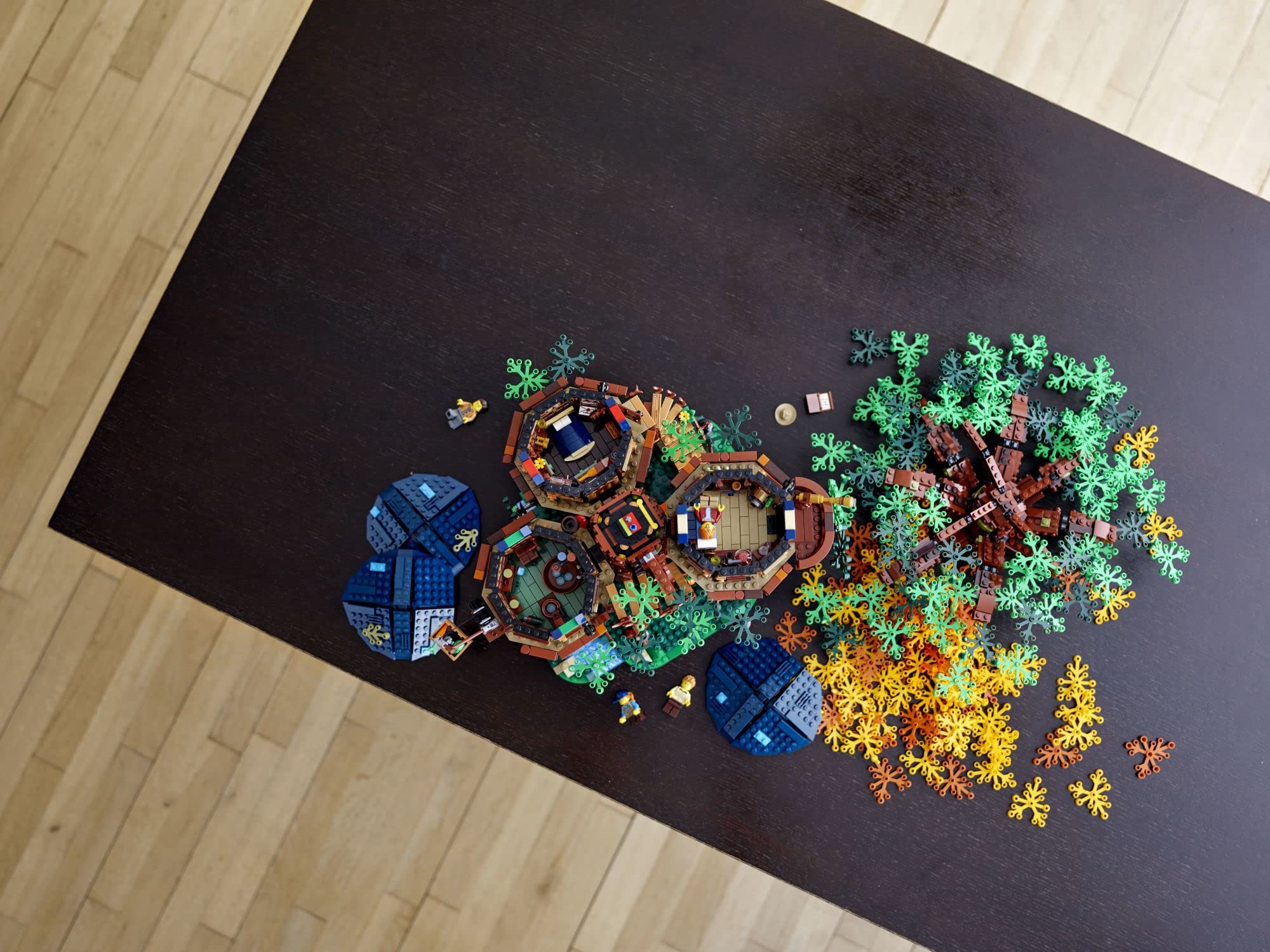 LEGO Ideas Tree House 21318 fall leaves, enhances imaginative adventures and collectible display.