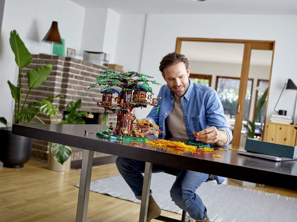 LEGO Ideas Tree House 21318 summer leaves, great for seasonal storytelling and model showcasing.
