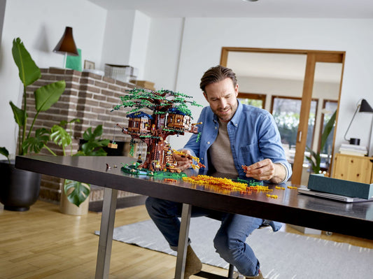 LEGO Ideas Tree House 21318 summer leaves, great for seasonal storytelling and model showcasing.