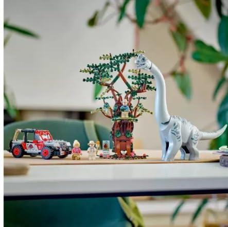Brick-built Jeep Wrangler with three minifigures for authentic park scene recreation