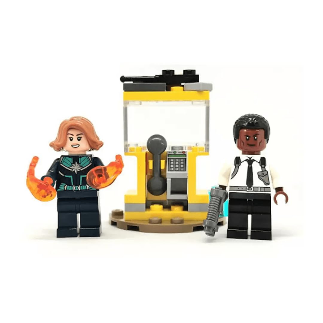 LEGO Marvel Captain Marvel and Nick Fury polybag minifigs detail highlighting accessories.