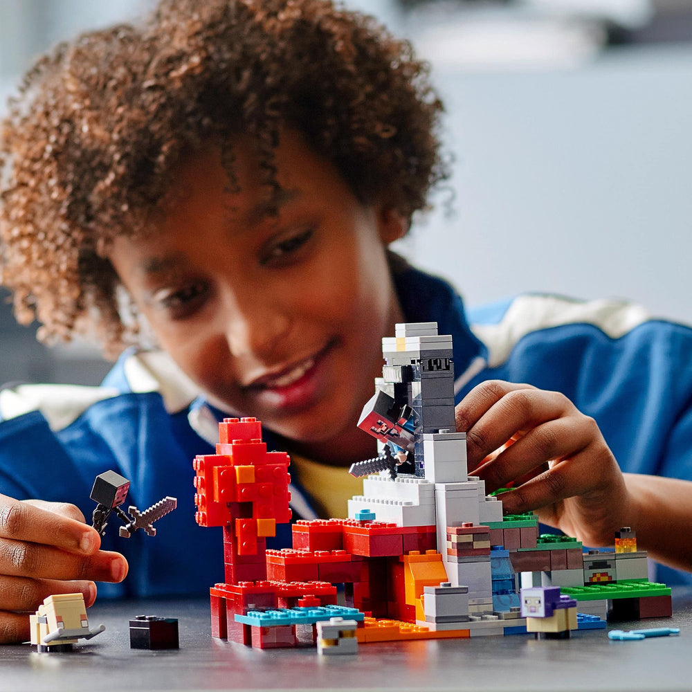 LEGO Minecraft Devastated Portal 21172 – Reconfigurable set supports endless play-and-display options.