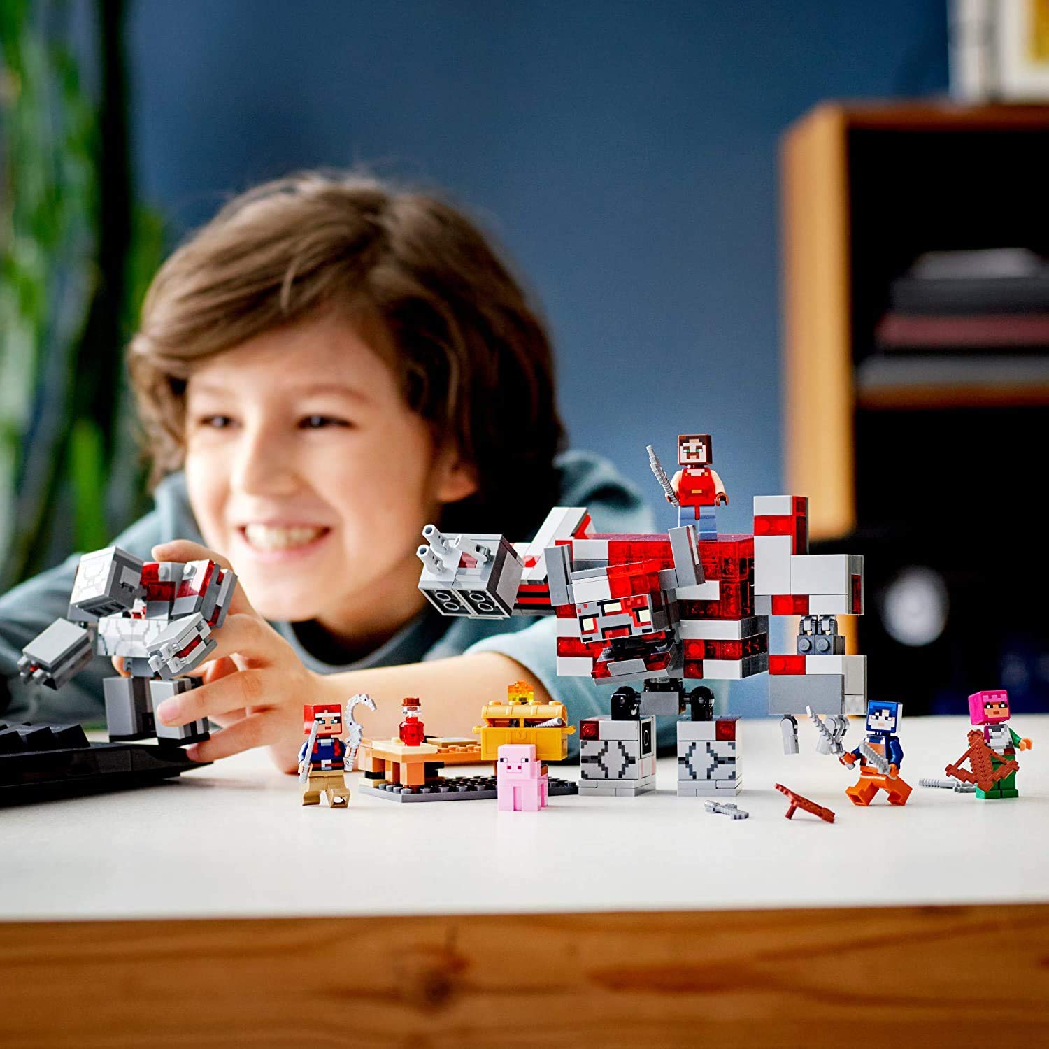 LEGO Minecraft The Redstone Battle Hal mini-figure supports dynamic strategies