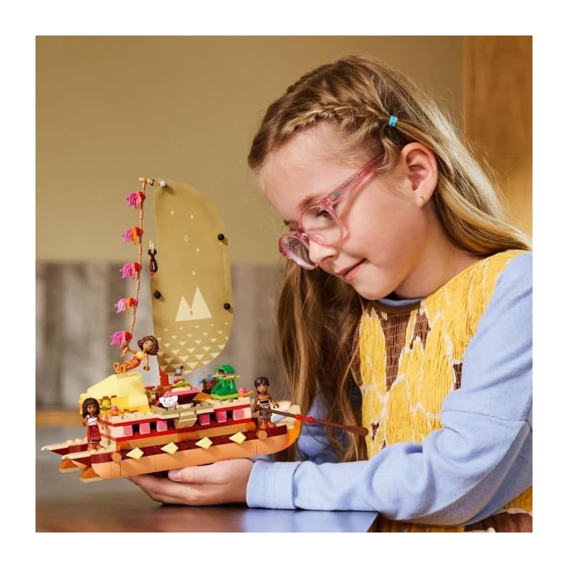 LEGO Moana Canoe Adventure – Moana, Pua and Roto figures boost character-led storytelling.