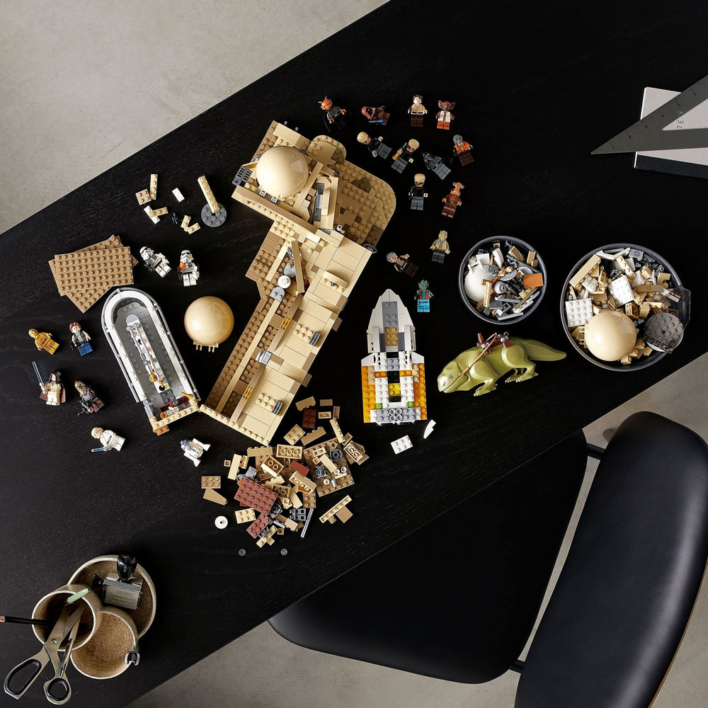 LEGO Mos Eisley Cantina 21 figurines enable storytelling across classic scenes