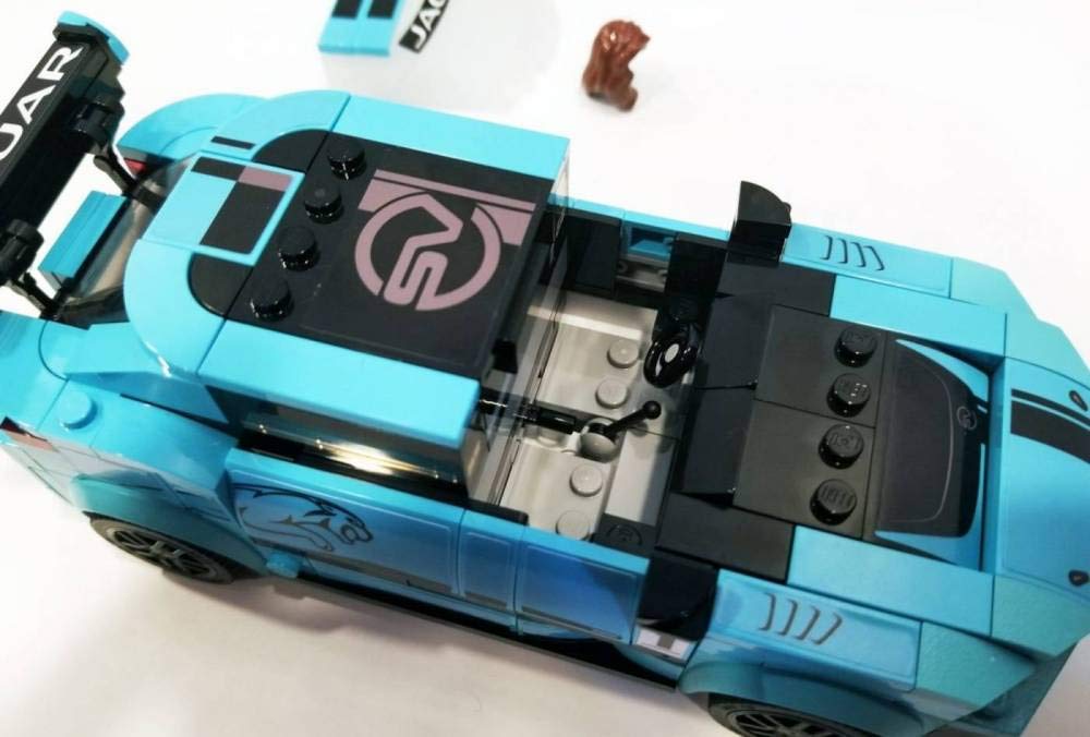 LEGO Speed Champions start line with lights for engaging race setup and storytelling.