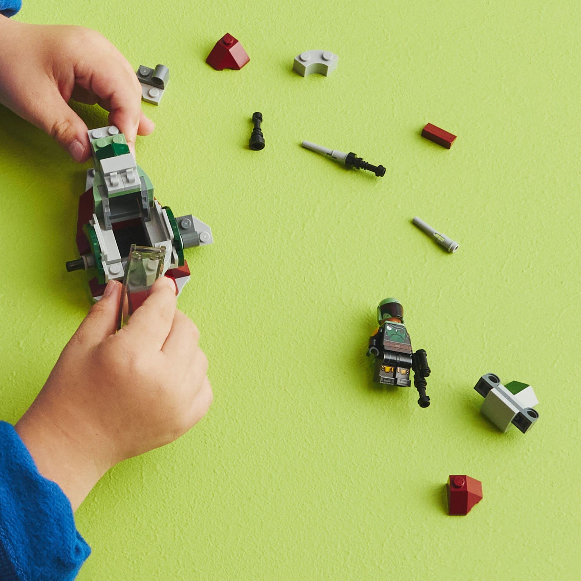 Boba Fett minifigure with blaster and jetpack boosts storytelling play.
