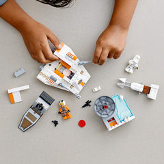 Two included minifigures enable quick, story-driven play sessions