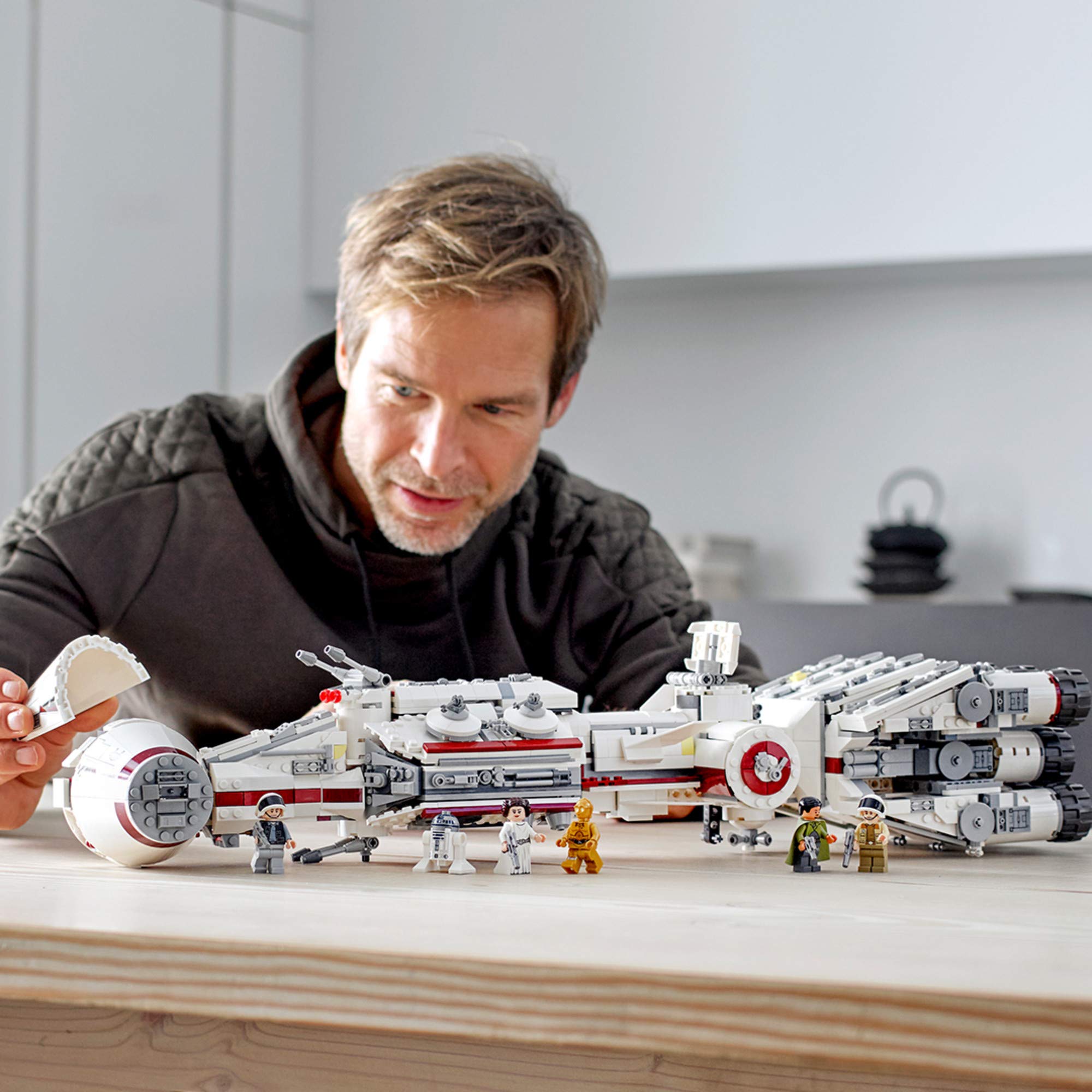 LEGO Star Wars Tantive IV detachable escape pods for action-packed scenes.