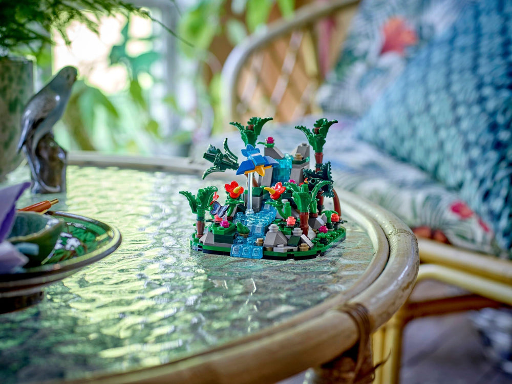 LEGO 40782 Tropical Rainforest Diorama features blue parrot and butterfly for tropical charm.