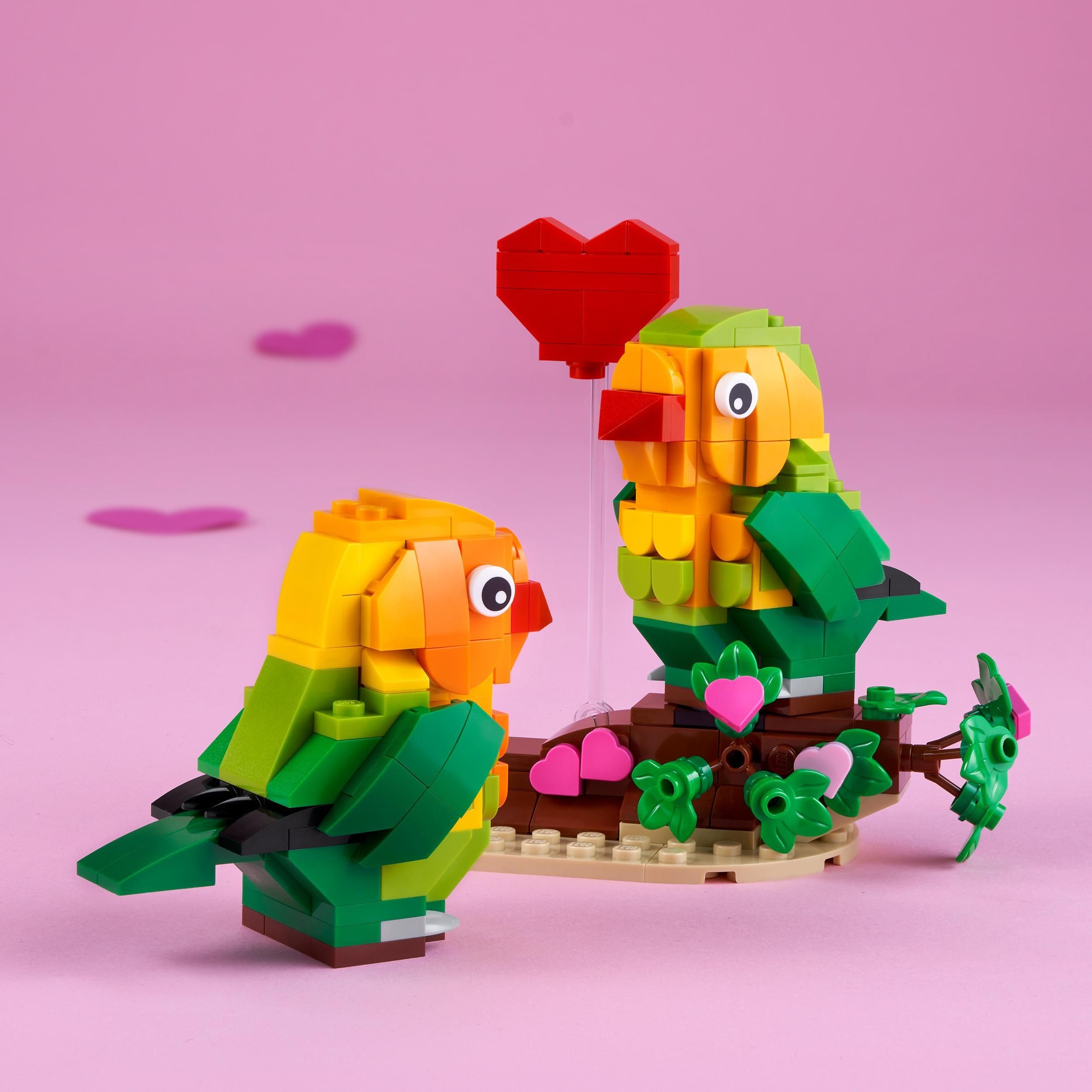 LEGO Valentine Lovebirds 40522 blossoms and hearts decor on branch
