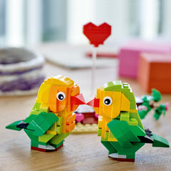 LEGO Valentine Lovebirds 40522 bricks in pinks and reds for building